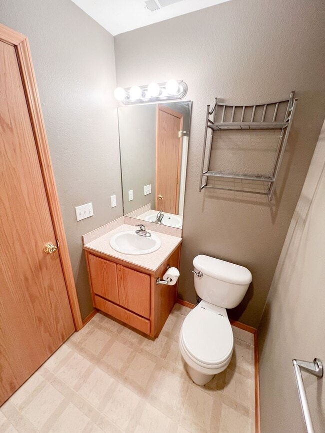 Building Photo - Three Bedroom, Two Bath House in Southview