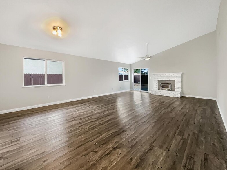 Building Photo - 1172 Willow Creek Dr