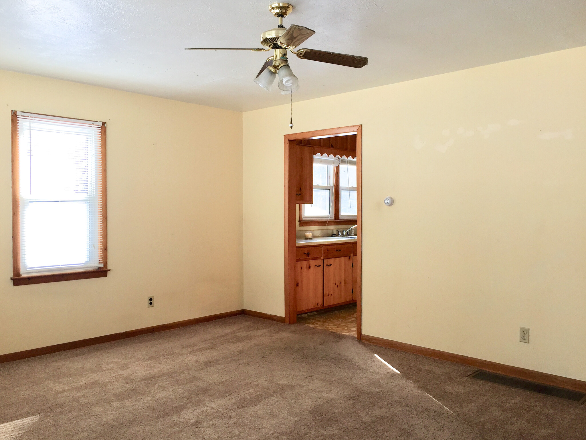 Living room and partial view of kitchen - 118 DORCAS AVE