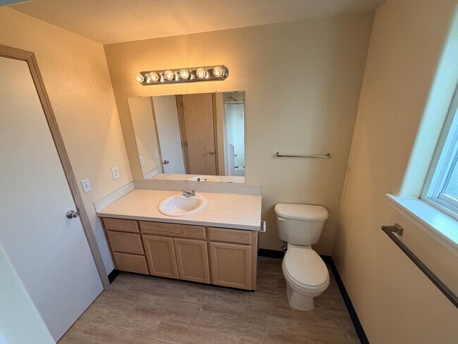 Building Photo - Three Bedroom Duplex in Keizer, Landscaping Included!