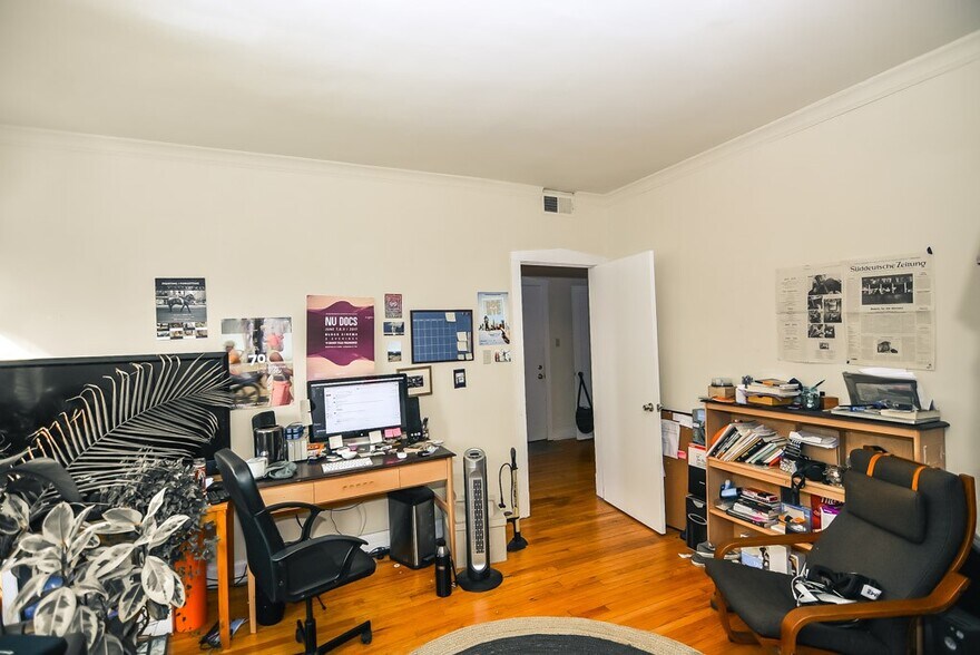 Building Photo - 1559 W Pratt Blvd