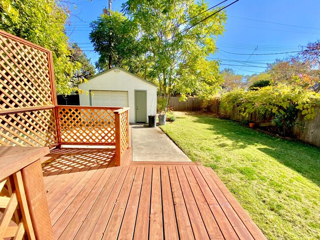 Building Photo - Adorable Home in Mid-town Sacramento!