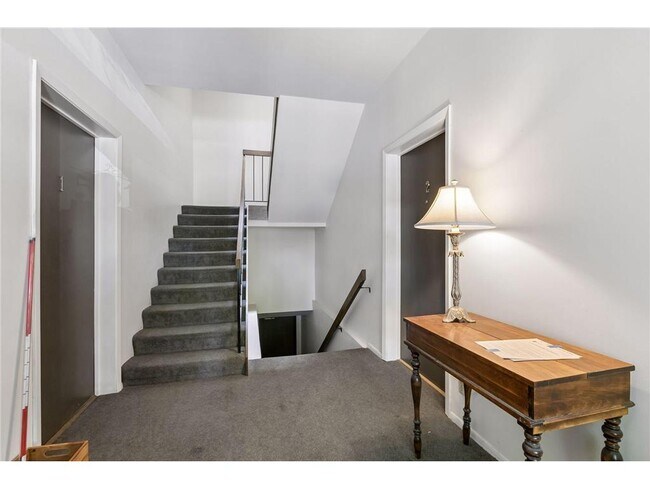 Building Photo - 561 Laurel Ave
