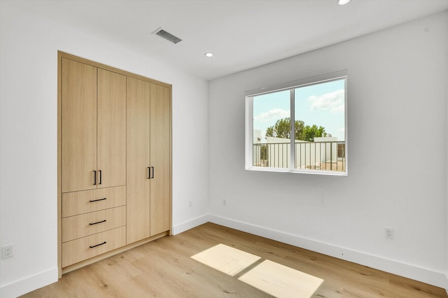 Custom Built Closets - 5024 Cahuenga Blvd