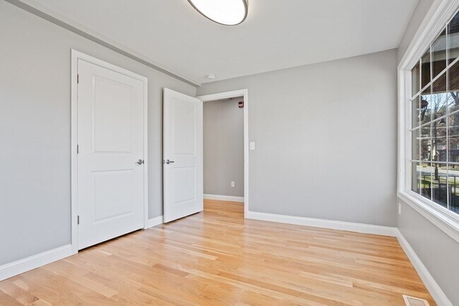 Building Photo - 144 Lincoln Rd