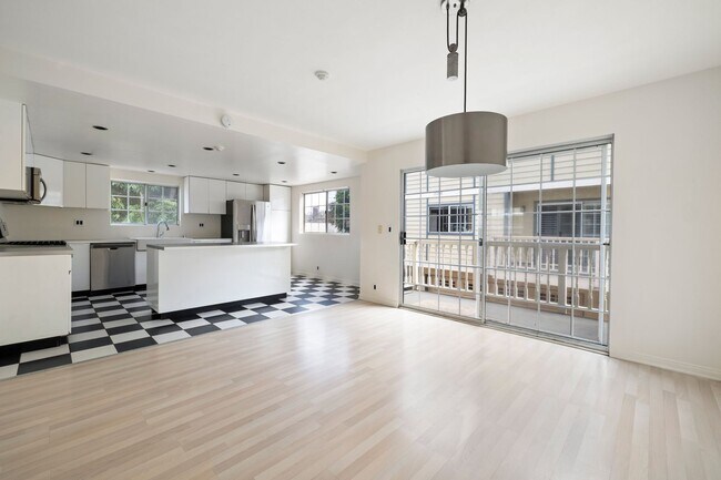 Primary Photo - Beautiful 3-bedroom, 2.5-bath tri-level to...