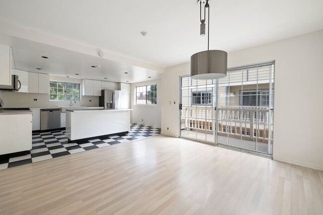 Primary Photo - Beautiful 4-bedroom, 2.5-bath tri-level to...