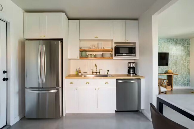 Building Photo - FARM VIEW BUNGALOW across from UofA Campus Farm! Available Today!