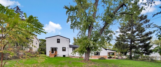 Building Photo - 635 E Prairie Ave