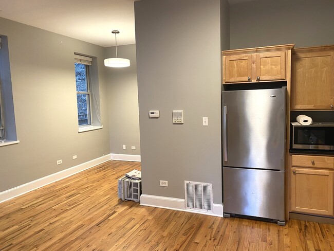 Building Photo - 851 N Hermitage Ave