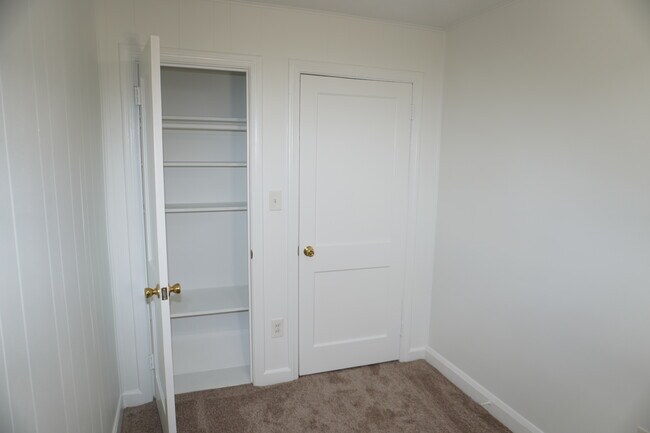 Building Photo - 137 Riverthorn Rd