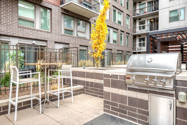 Building Photo - 985 Albion St