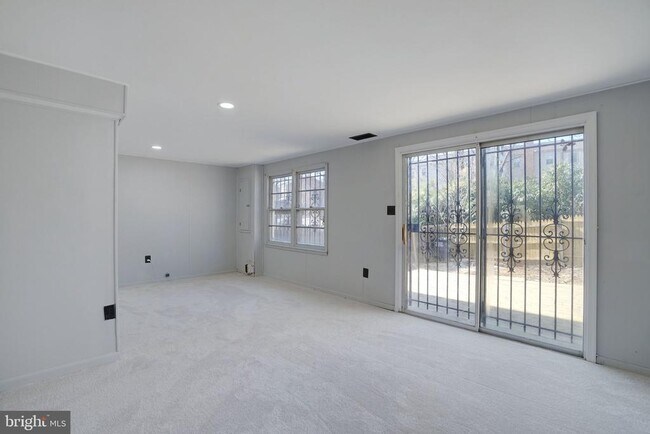 Building Photo - 12346 Woodlawn Ct