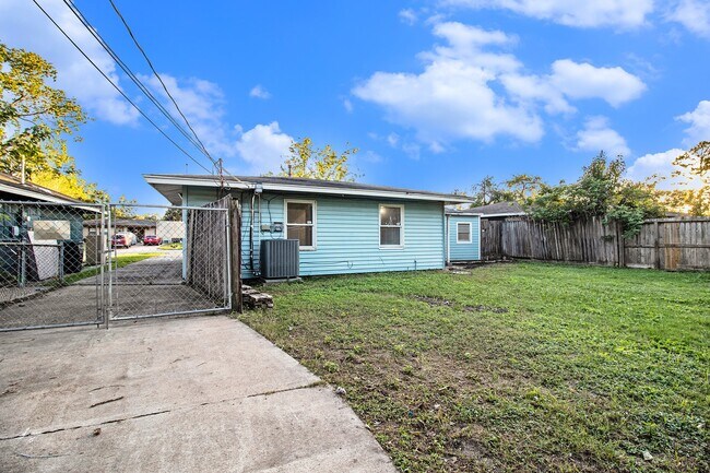 Building Photo - 12225 Dumas St