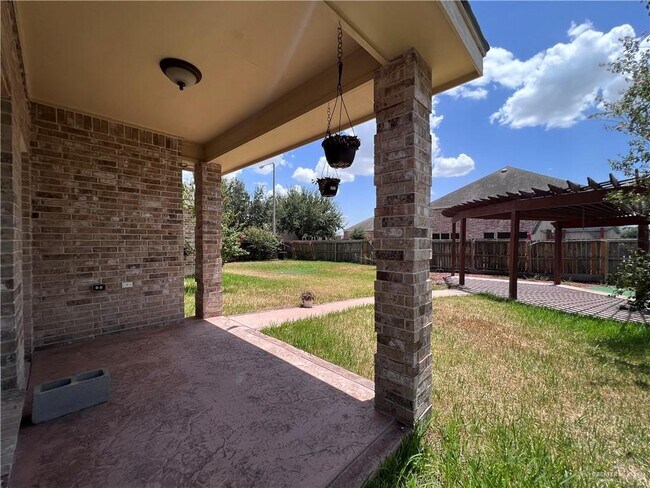 Building Photo - 33 Blue Jay Dr