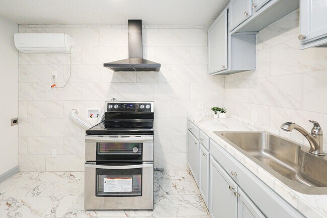 Building Photo - 1920 Madison St