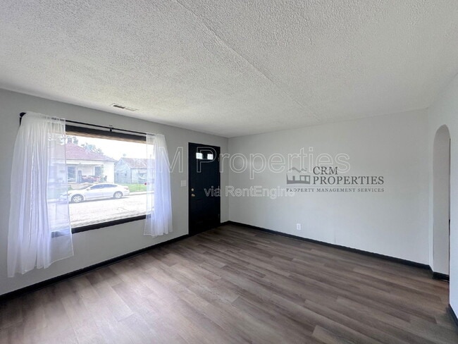 Building Photo - 1034 E Elm St