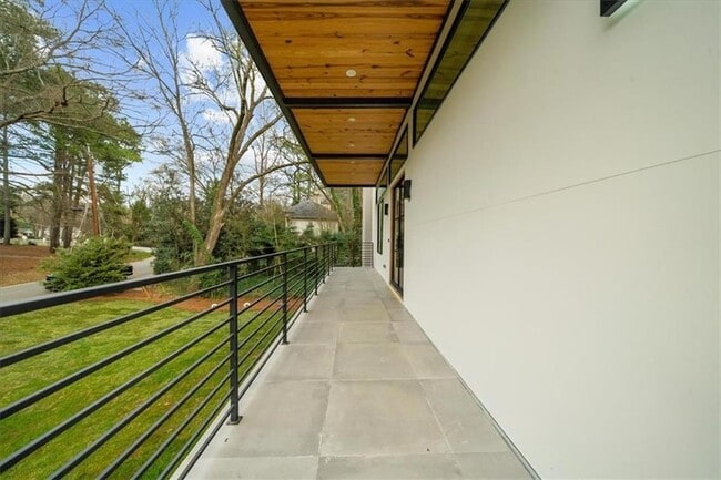 Building Photo - 942 Peachtree Battle Cir NW