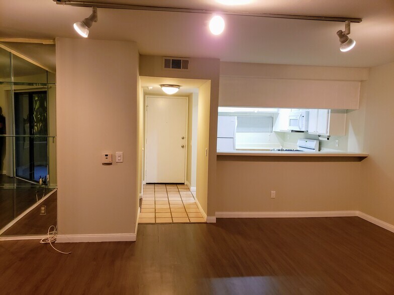 Building Photo - 550 Orange Ave