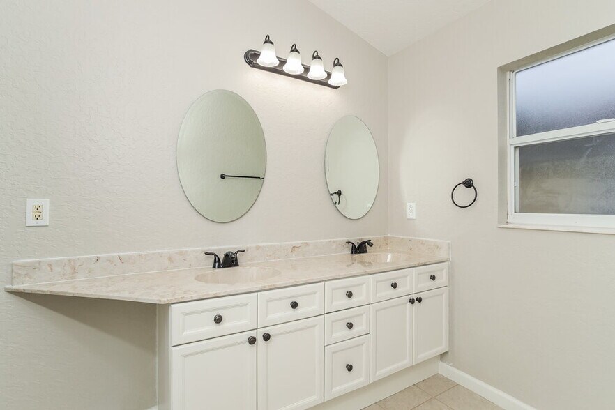 Building Photo - 2982 White Cedar Cir