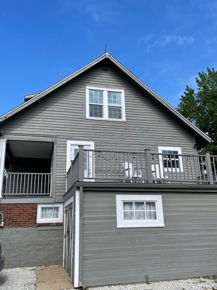 Building Photo - 1003 E Samuel Ave