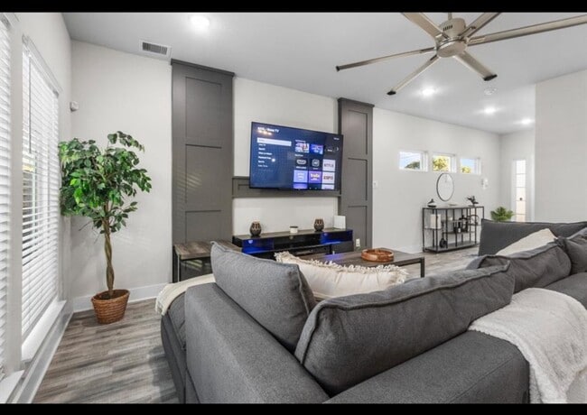 Building Photo - 4681 Bellfort Ave