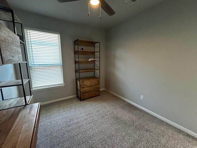 Building Photo - 3BR/2BA single-family home with fenced yard and attached garage in Jarrell, TX.