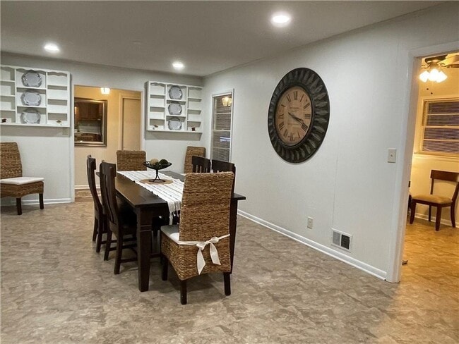 Building Photo - 4457 Frontier Way NE