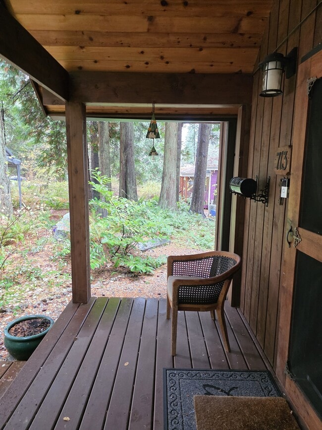 Building Photo - 713 Claire Ln