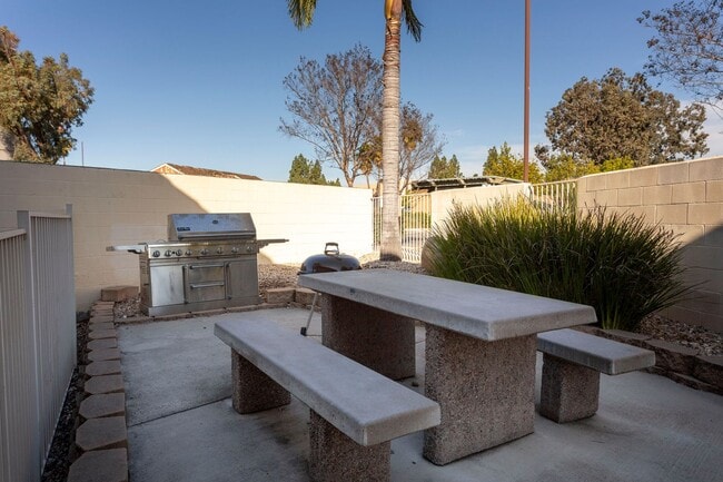 Building Photo - Gorgeous 1 Bedroom with AC and Parking in ...