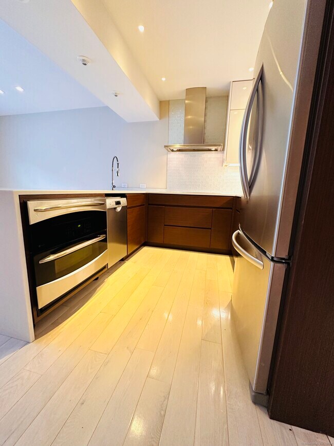 Building Photo - 7 Elm St