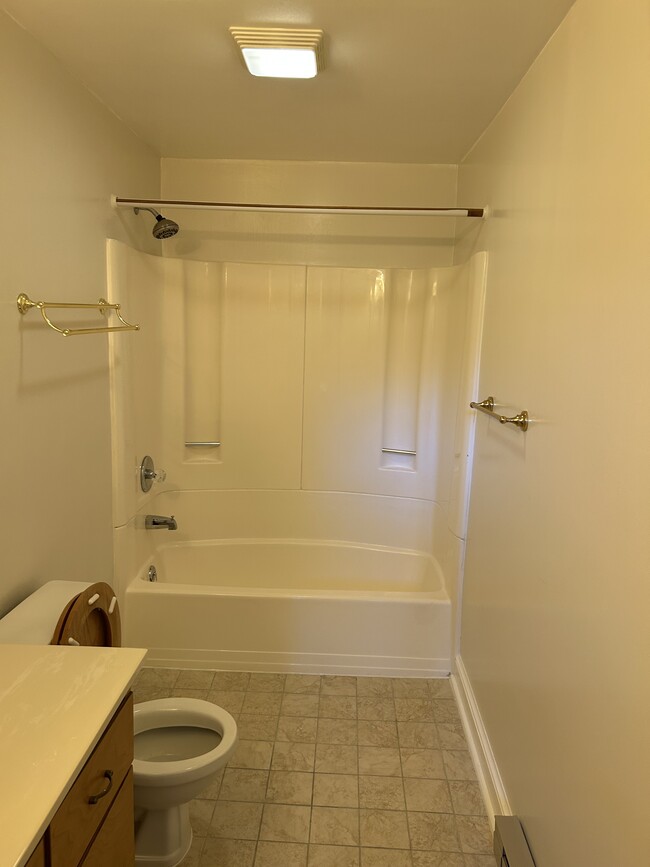 Bathroom - 515 W Burke St