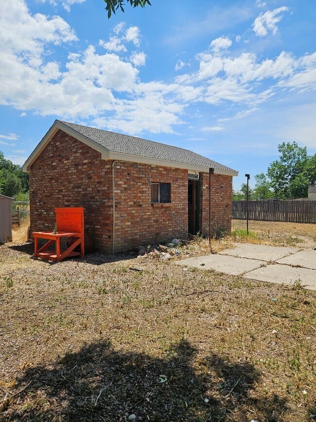 Building Photo - 826 N Orchard Ave