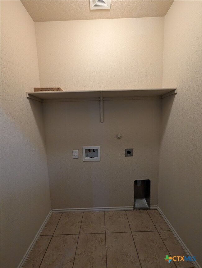 Building Photo - 660 Creekside Cir
