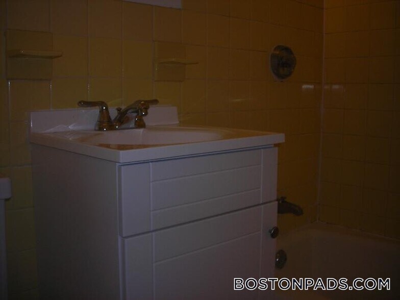 Building Photo - 524 Putnam Ave