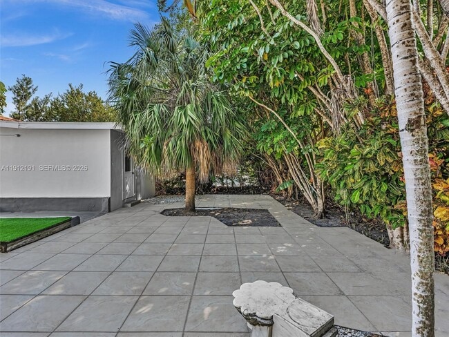 Building Photo - 9324 Byron Ave