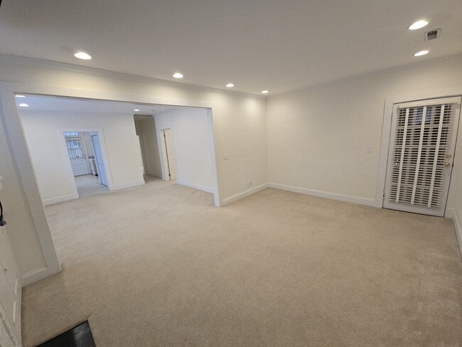 Building Photo - 621 W Princess Anne Rd