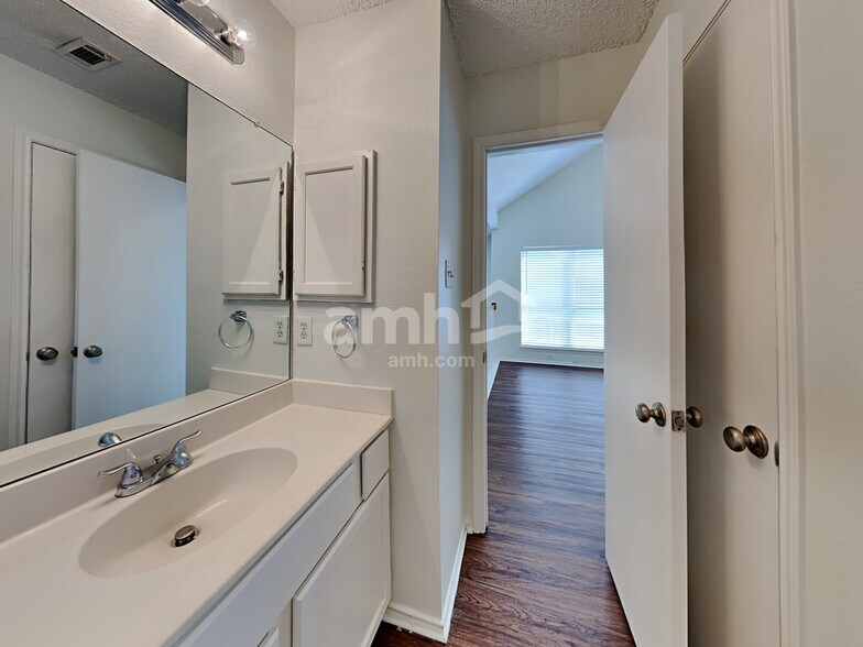 Building Photo - 830 Greenridge Dr