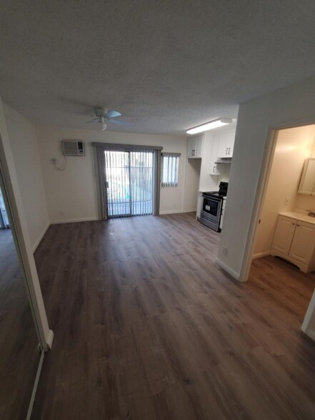 Building Photo - 13059 Oxnard St