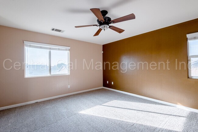 Building Photo - Large 4 Bedroom/2.5 Bath Home with a Large Loft - $2795 Per Month!