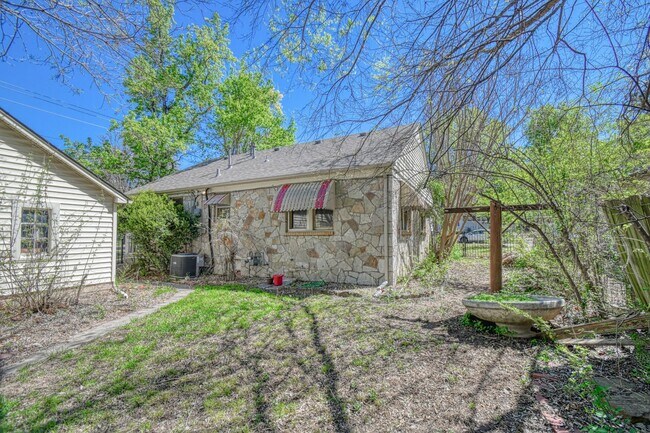 Building Photo - Charming Campus Home!