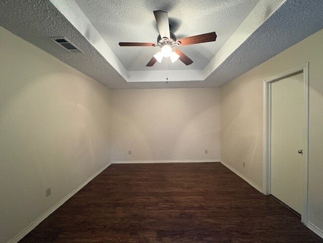 Building Photo - Charming 3 Bedroom Home!!