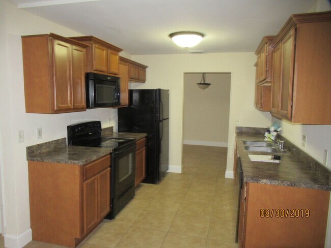 Building Photo - 4 Bedroom 2 Bath in South Daytona