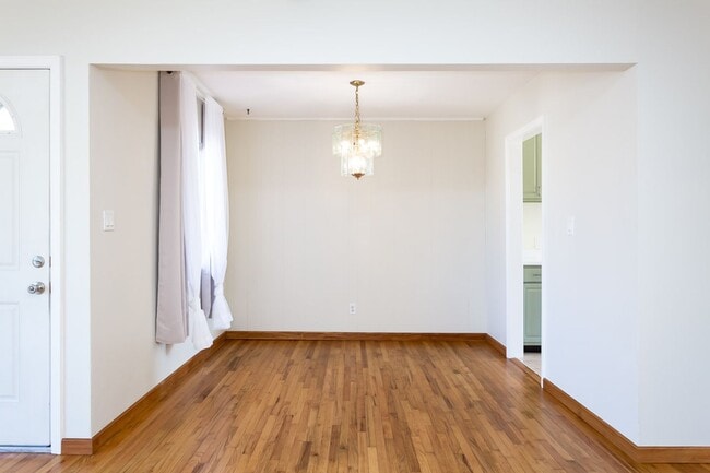 Building Photo - Traditional Home with Large Backyard!