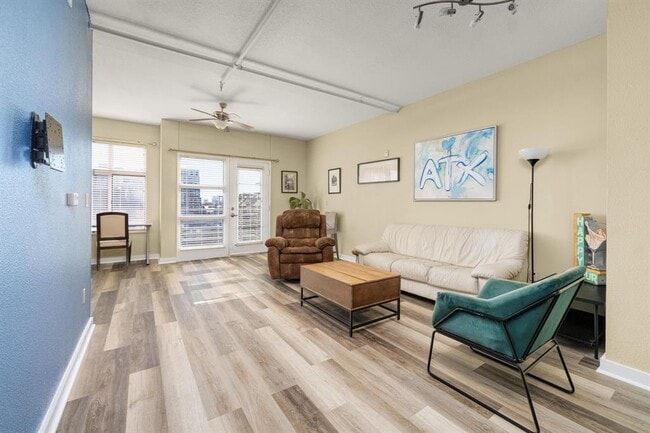 Building Photo - 711 W 26th St