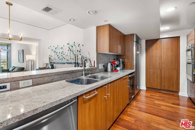 Building Photo - 13650 Marina Pointe Dr
