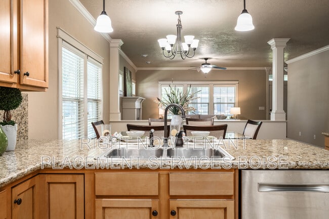 Building Photo - 994 E Winding Creek Dr