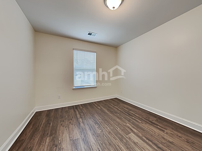 Building Photo - 617 W Lionel Rd