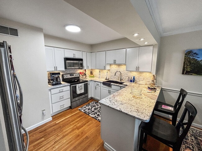 Building Photo - 236 Chippendale Cir