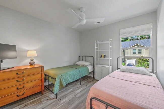 Building Photo - 8354 Child's Cove